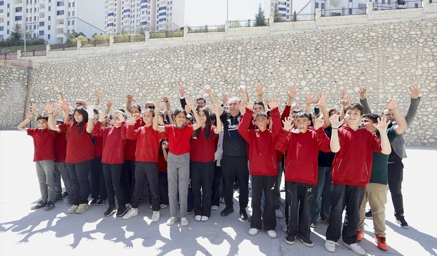 Beşiktaş gönüllüleri, Malatya'da depremzede öğrencilere forma hediye etti