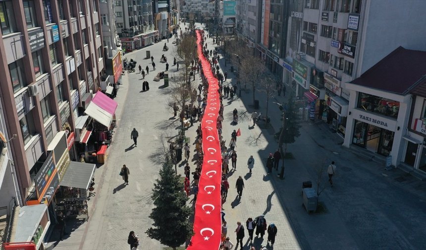 Bolu'da öğrenciler dev Türk bayrağıyla yürüyüş yaptı