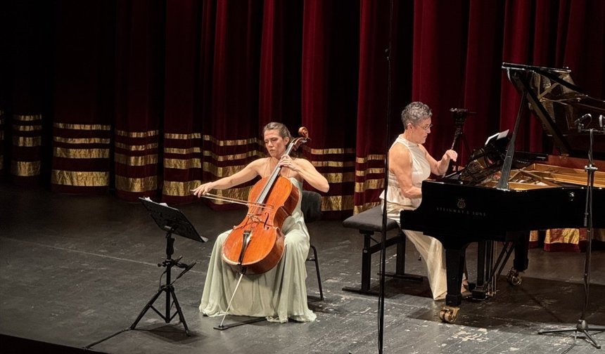 Çellist Selin Nardemir Önertürk ve piyanist Zümrüt Alieva Süreyya Operası'nda sahne aldı