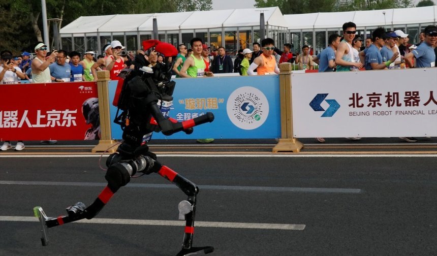 Çin'de insansı robotlar yarı maraton dünya rekorunu kırdı