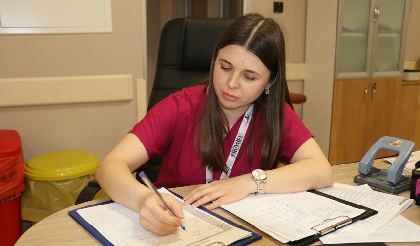 Deprem sonrası çadırda doğum yaptıran ebe yaşadıklarını unutamıyor