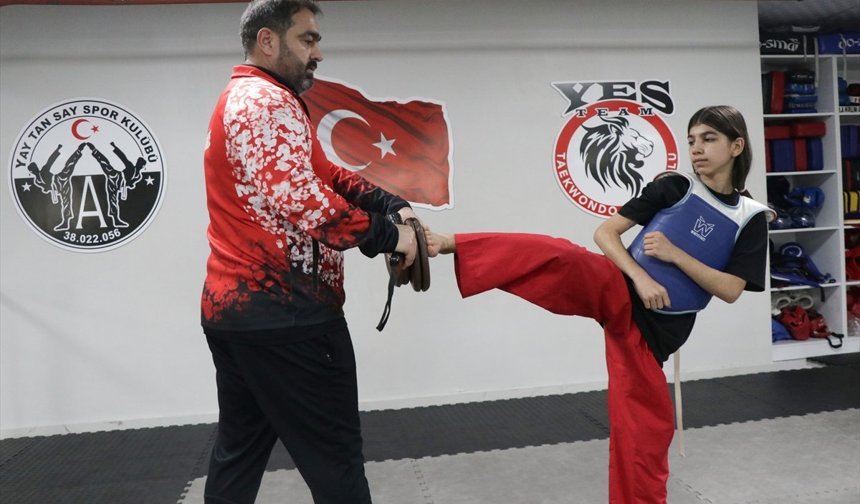 Depremde kaynar suyun dökülmesiyle vücudunda yanıklar oluşan Esma Nur, yaralarını tekvandoyla sarıyor