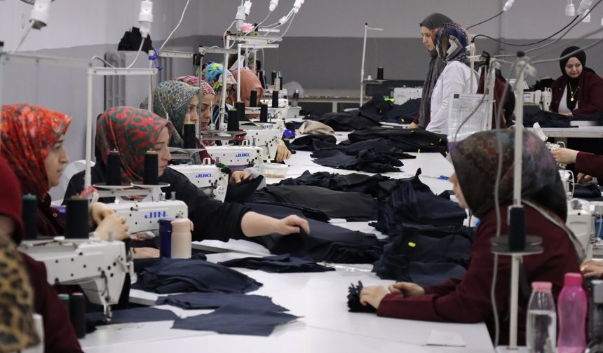 Erzincan'da kurulu tekstil atölyesi kadınların emek gücüyle adeta fabrikaya dönüştü