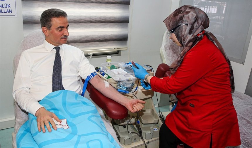 Erzurum Valisi Baruş, kan bağışı yapıp herkesi Türk Kızılay'ın kampanyasına davet etti