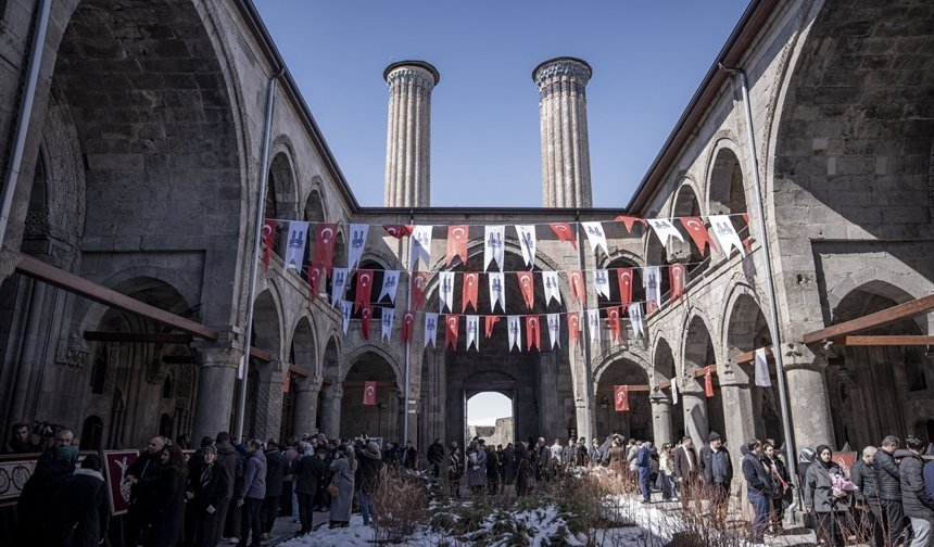 Erzurum'da tarihi Çifte Minareli Medrese'de Turizm Haftası kutlandı