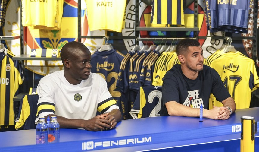 Fenerbahçeli futbolcular Kante ve Levent Mercan imza gününde taraftarlarla buluştu