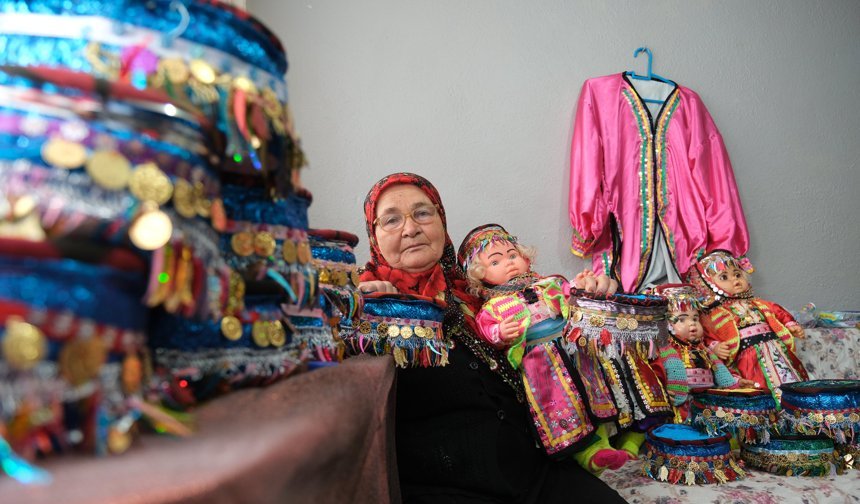 Geleneksel 'üç etek' kıyafetini oyuncak bebeklerle geleceğe taşıyor