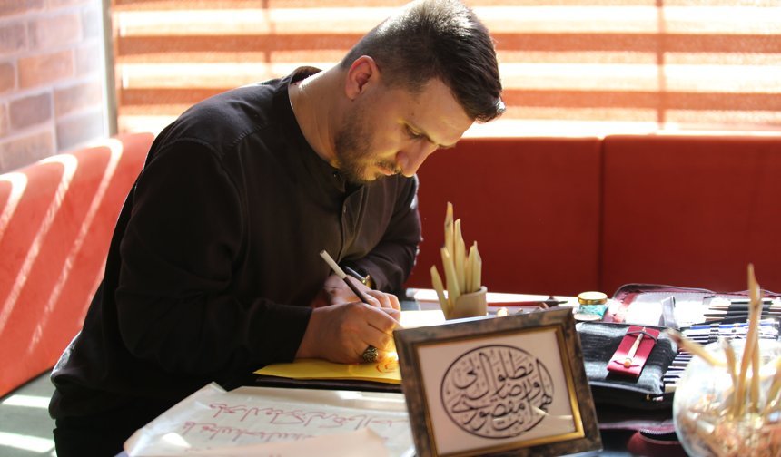 Genç hattat çalışmalarıyla geçmiş ile gelecek arasında köprü kuruyor