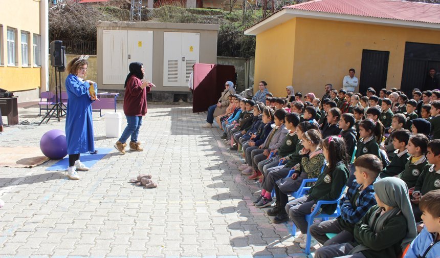 Gönüllüler sınırın sıfır noktasında çocuklar için sahne aldı