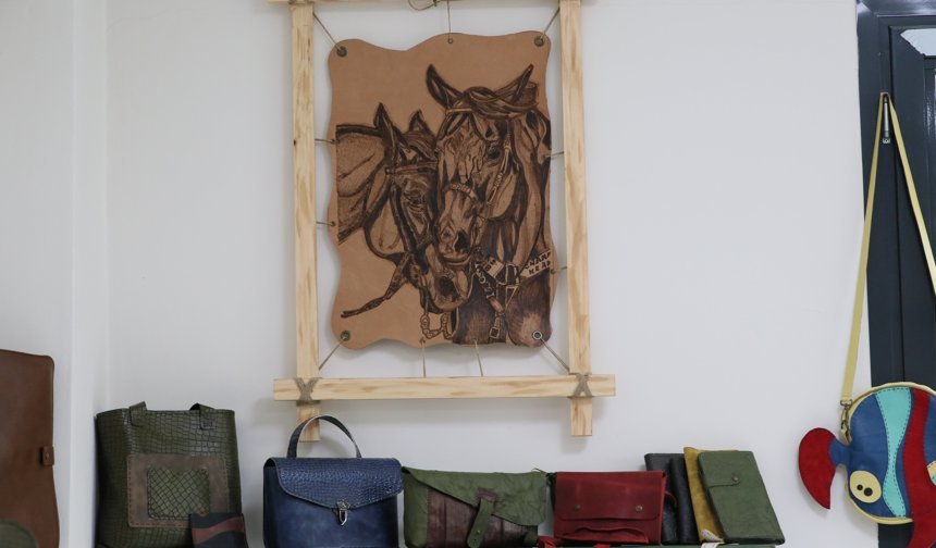 Hobi olarak başladığı deri sanatının yeni nesillere aktarıcısı oldu