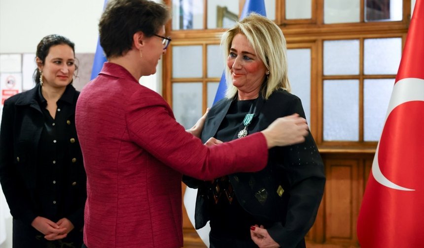 İKSEV Yönetim Kurulu Başkanı Sarper'e Fransa'dan Sanat ve Edebiyat Şövalyesi nişanı