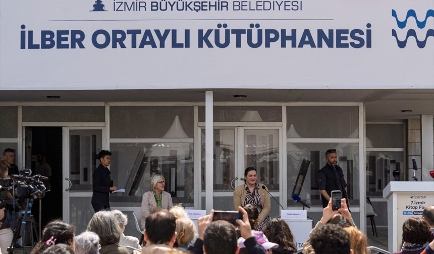 İlber Ortaylı'nın yakınları İzmir'deki söyleşide okurlarla buluştu