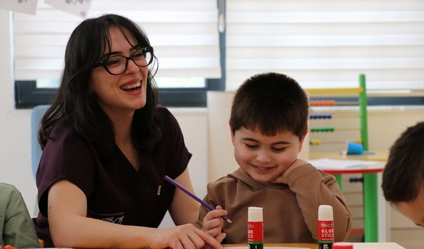 İşitme engelli ailesini taklit eden çocuk eğitimle konuşmaya başladı