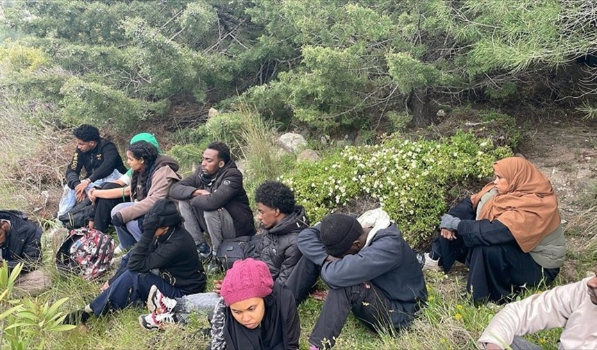 İzmir'de 26 düzensiz göçmen kurtarıldı, 19 göçmen yakalandı