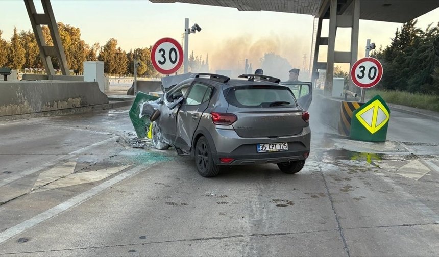 İzmir'de otoyol gişelerinde bariyere çarpıp yanan otomobilin sürücüsü öldü