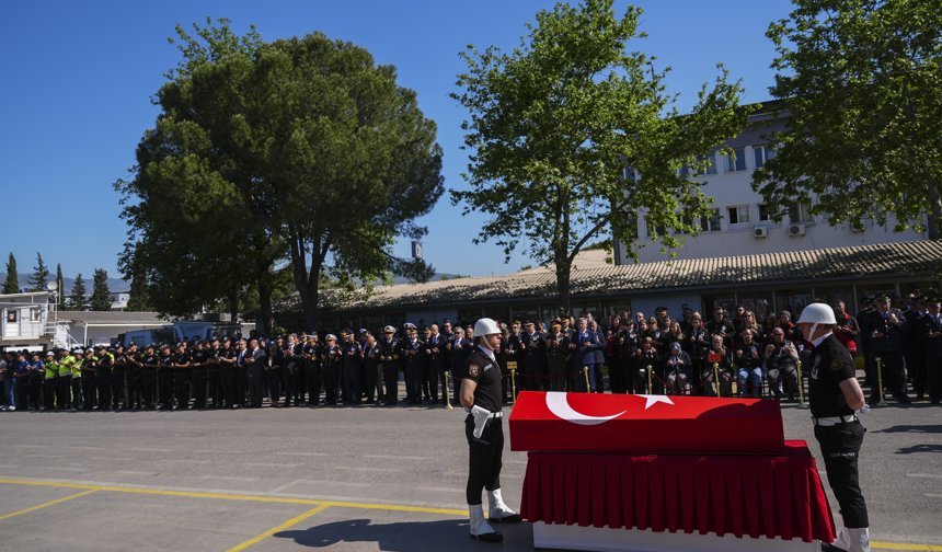 İzmir'de trafik kazasında şehit olan polis Serkan Hızlı için tören düzenlendi
