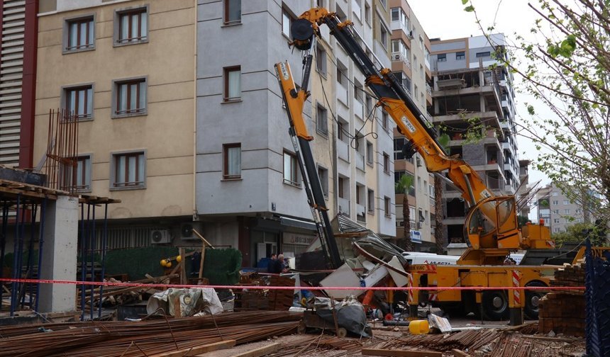 İzmir'de vincin kırılan parçası konteynerin üzerine düştü, 3 işçi yaralandı