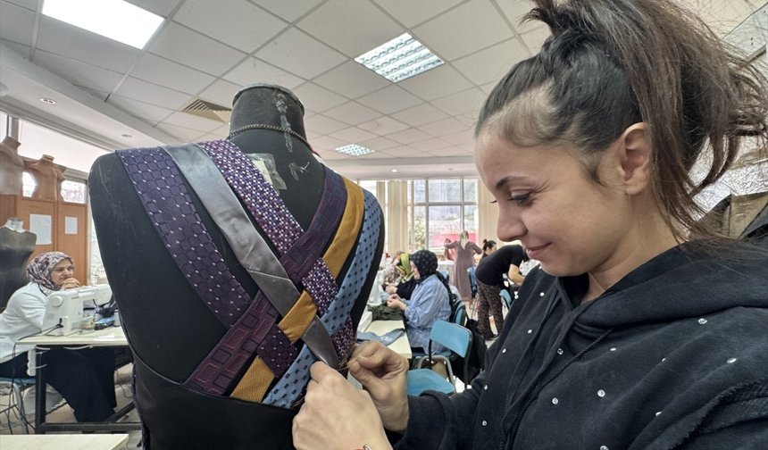Kadınlar eşlerinin kullanmadığı kravatlarla kendilerine yeni kıyafetler tasarladı