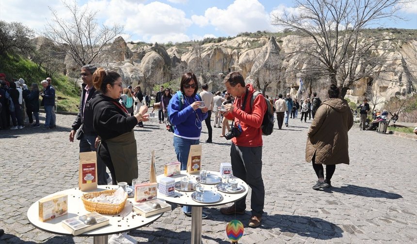 Kapadokya'da turistlere Türk kahvesi ile lokum ikram edildi