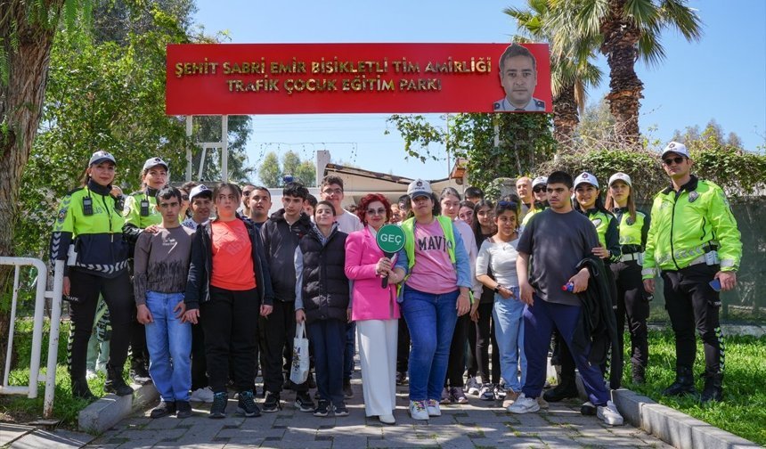 Kazada şehit olan trafik polisinin eşi, öğrencilere trafik bilinci aşılıyor