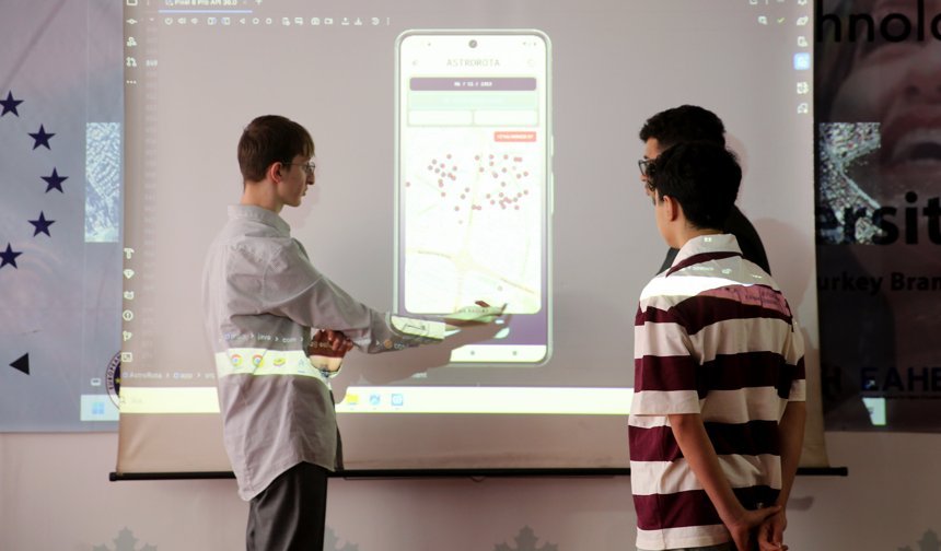 Lise öğrencileri arama kurtarma ekiplerine güvenli yol rotası oluşturan uygulama geliştirdi