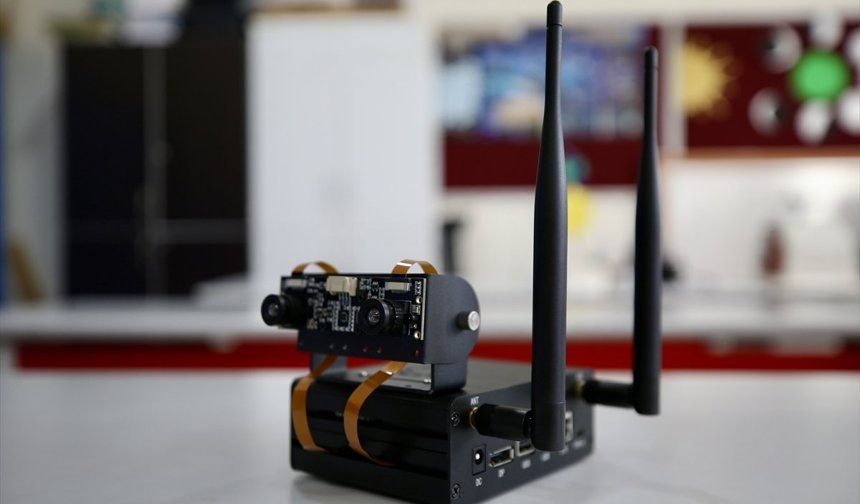 Liselilerin görme engelliler için geliştirdiği robota çifte ödül