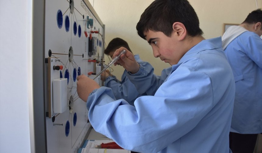 Meslek lisesi öğrencileri eğitim setlerini üretip maliyeti yüzde 40 düşürdü