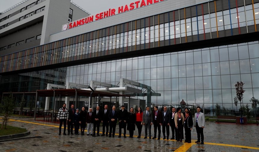 MHP'li Topsakal, Samsun Şehir Hastanesi'nde tedavi gören çocukları ziyaret etti