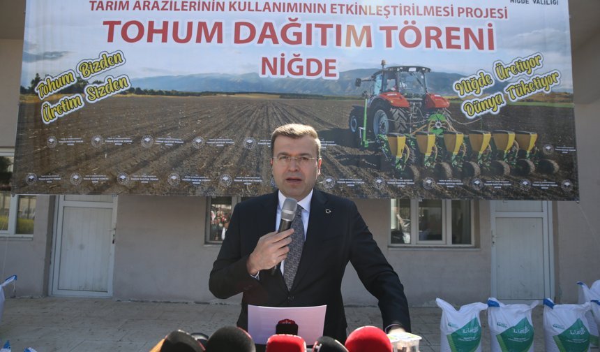 Niğde'de çiftçilere nohut ve kuru fasulye tohumu ile çilek fidesi dağıtıldı