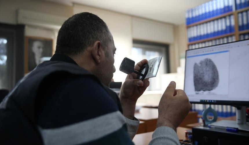 Olay yeri inceleme polisleri vatandaşın huzuru için maganda kurşunlarının izini sürüyor