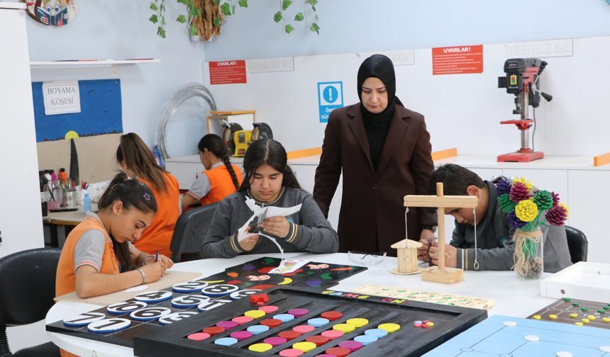 Ortaokul öğrencilerinin atık malzemelerden yaptığı ürünler köy okullarına kazandırılıyor