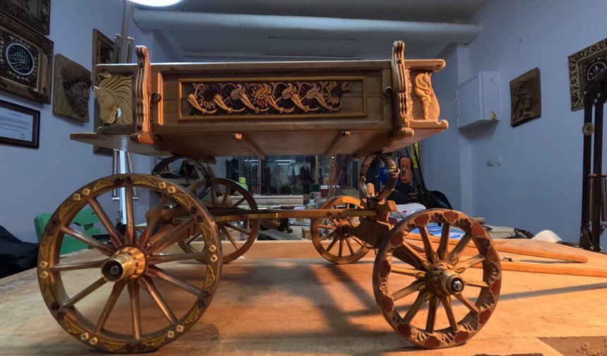 Osmanlı döneminin yaylı at arabası talikanın minyatürü, naht ve tezhip motifleriyle süslendi