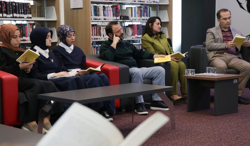 Rektör ve öğrenciler yaklaşık 4 yıldır beraber kitap tahlili yapıyor