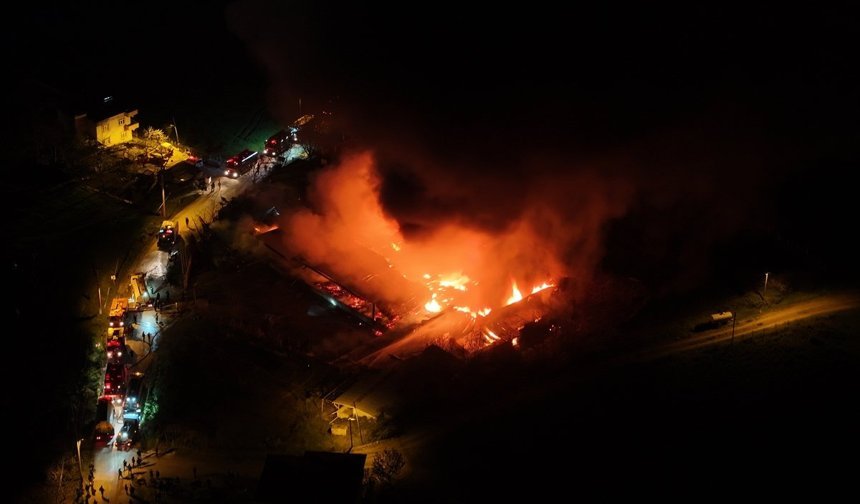 Samsun'da bir depoda çıkan yangına müdahale ediliyor