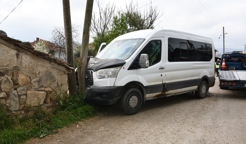 Samsun'da direğe çarpan servisteki 9'u öğrenci 10 kişi yaralandı