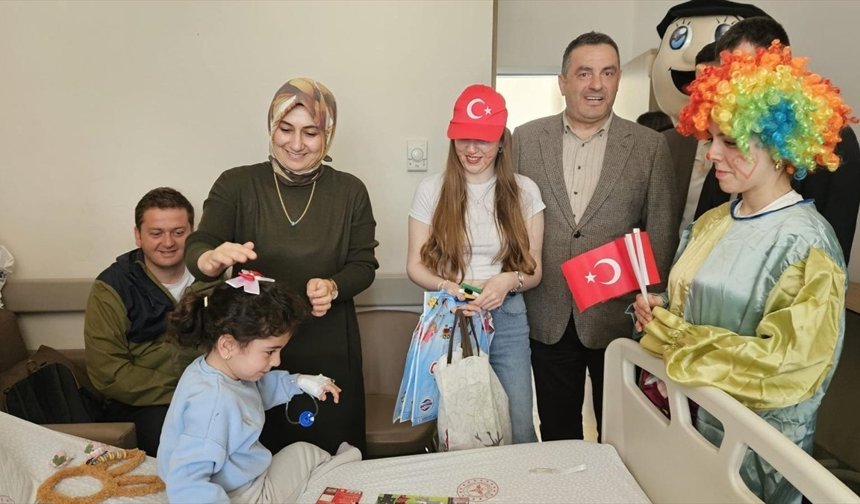 Samsun'da üniversite öğrencileri hastanede tedavi gören çocukların dünyasını renklendirdi