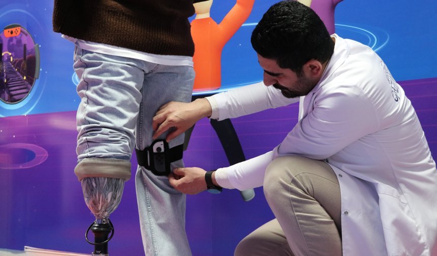 Sanal fizik tedavi odasında oyun oynayarak egzersiz yapıyorlar