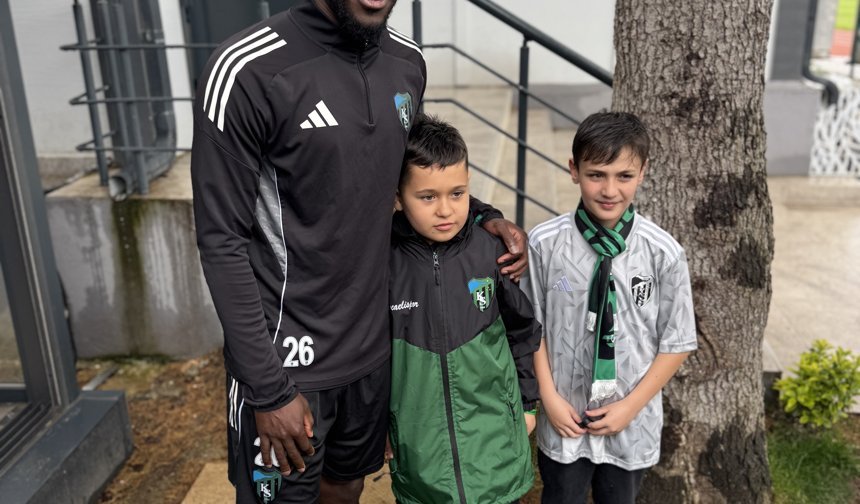 Serdar Dursun'dan golünü tuşlu cep telefonuyla kaydeden minik taraftara anlamlı hediye