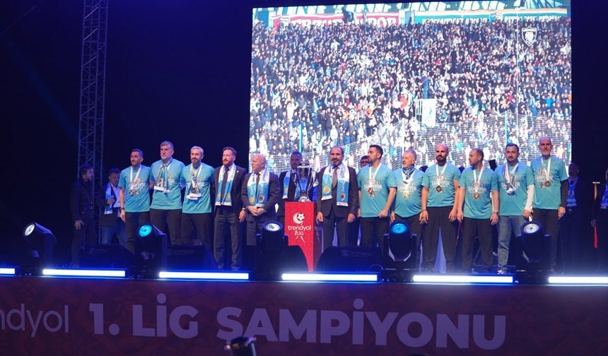 Süper Lig'e yükselen Erzurumspor FK, şampiyonluk kupasını aldı
