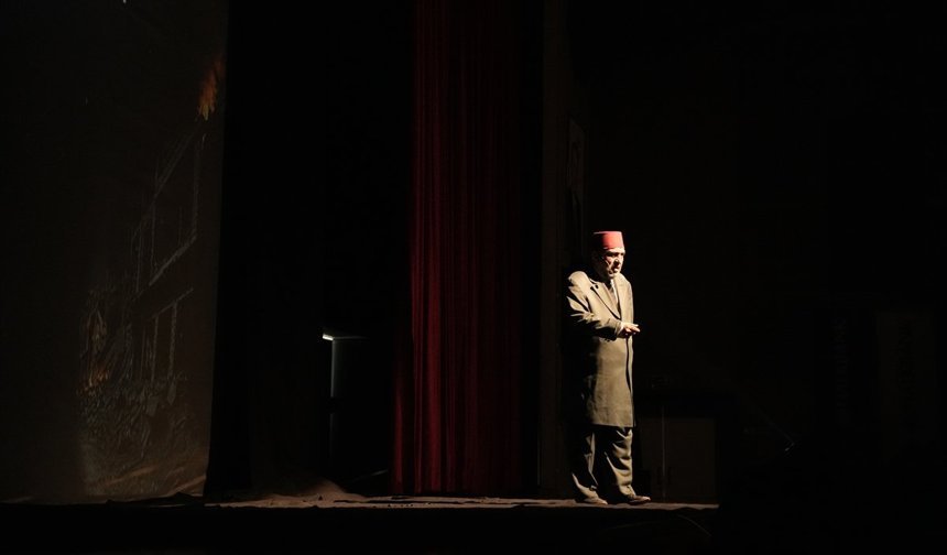 Türkiye turnesindeki 'Firavunla Yüz Yüze' tiyatro oyunu Çanakkale'de sahnelendi