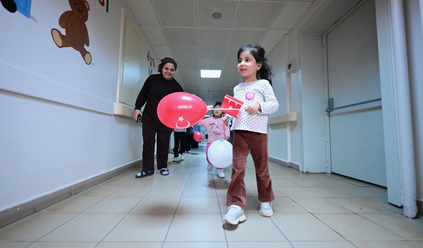'Vazgeçme Gülümse' diyerek 23 Nisan'ı hastanede geçiren çocuklara bayram sevinci yaşattılar