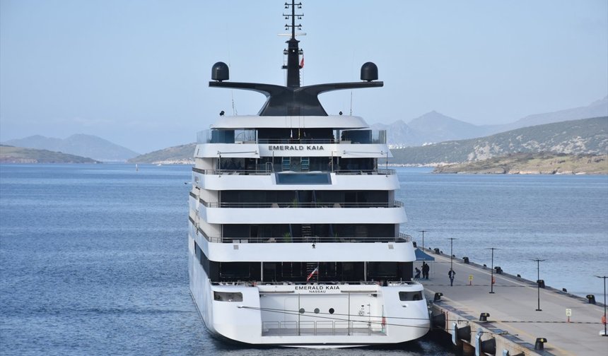 Yüzen butik otel olarak tanımlanan 'Emerald Kaia' Bodrum'da