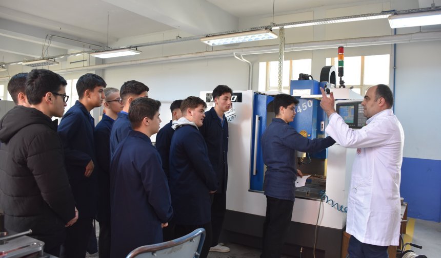 Bilecik'te meslek lisesi öğrencileri, fabrikaların ihtiyaç duyduğu bazı parçaları üretiyor