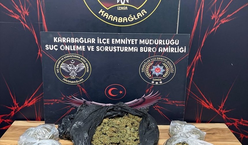 İzmir'de motosikletle uyuşturucu satanlara yönelik operasyonda 3 şüpheli yakalandı