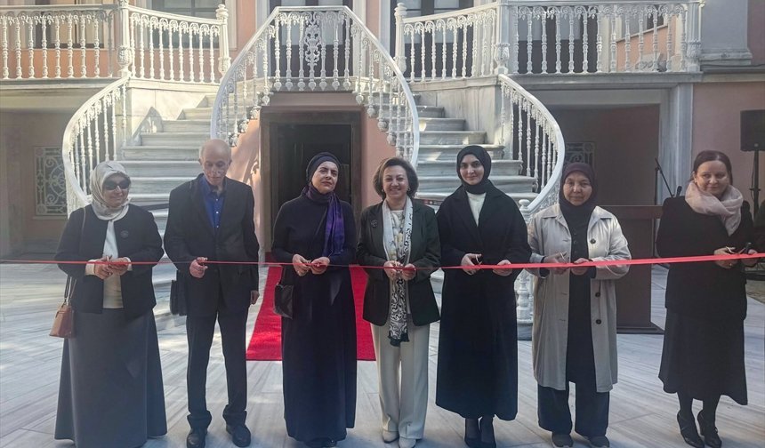 Ressam Hülya Yazıcı'nın retrospektif sergisi, Dolmabahçe Resim Müzesi'nde açıldı