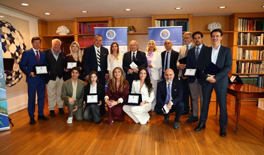Roma'daki Akdeniz Gazeteciler Derneğinden AA muhabirine ödül